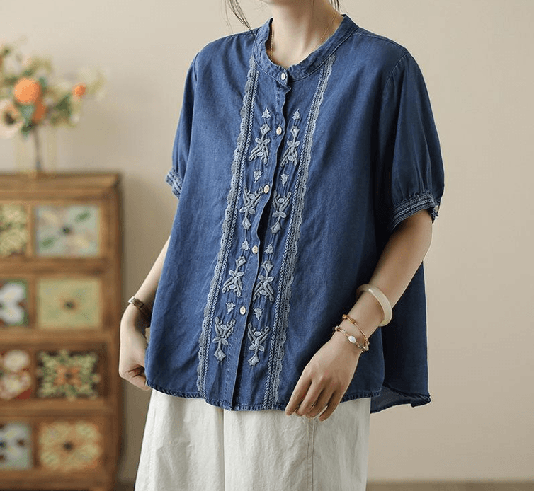 Inès – Chemise en Chambray Brodée Style Vintage
