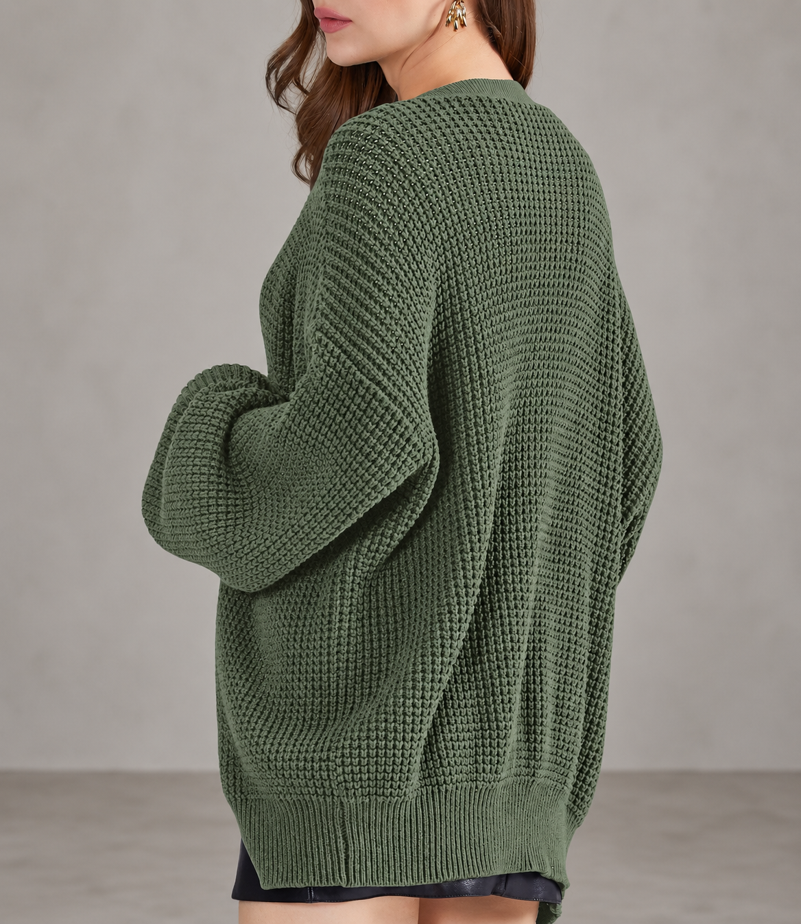 Gilet mi-long vert kaki porté de dos
