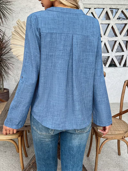 Clara – Blouse Fluide Col V et Poche Poitrine