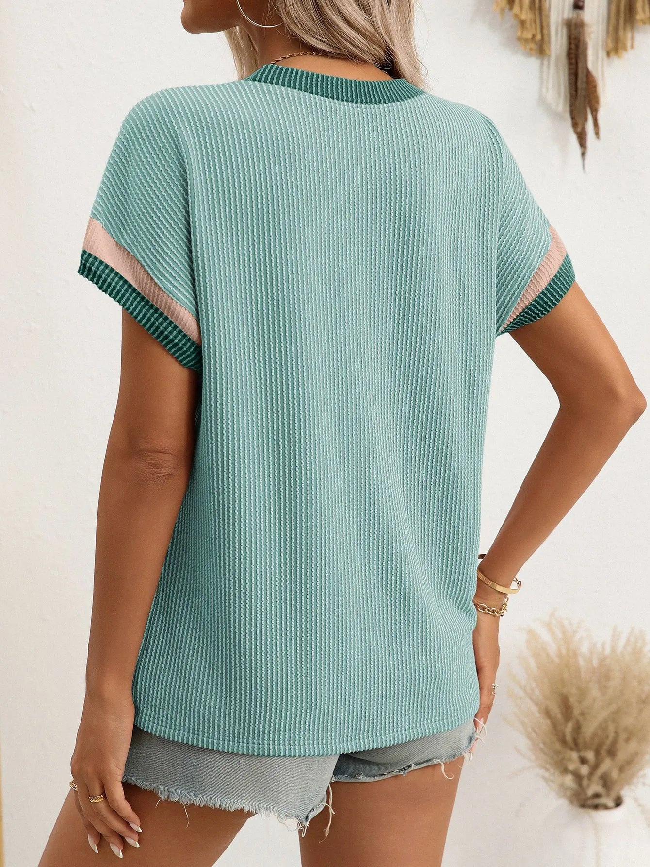Zoé – T-shirt Texturé Color-Block avec Coutures Apparentes