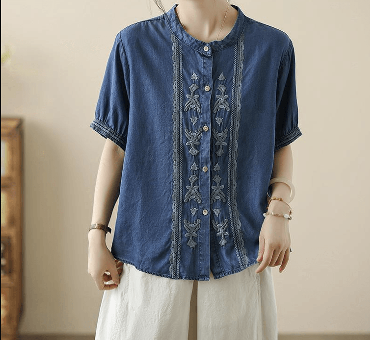 Inès – Chemise en Chambray Brodée Style Vintage