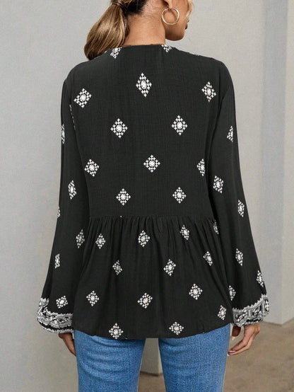 Mila – Blouse Bohème Brodée à Col Lacé
