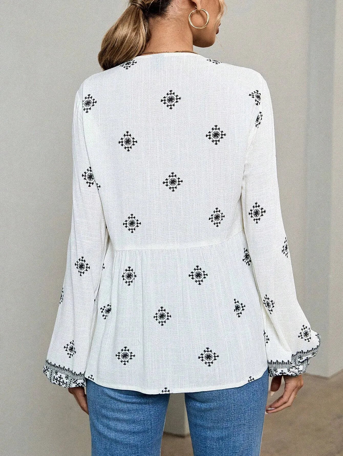 Mila – Blouse Bohème Brodée à Col Lacé