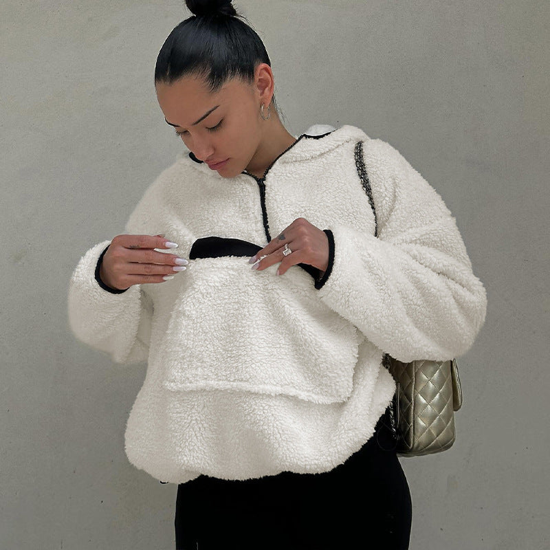 Détail de la poche du sweat blanc à demi-zip