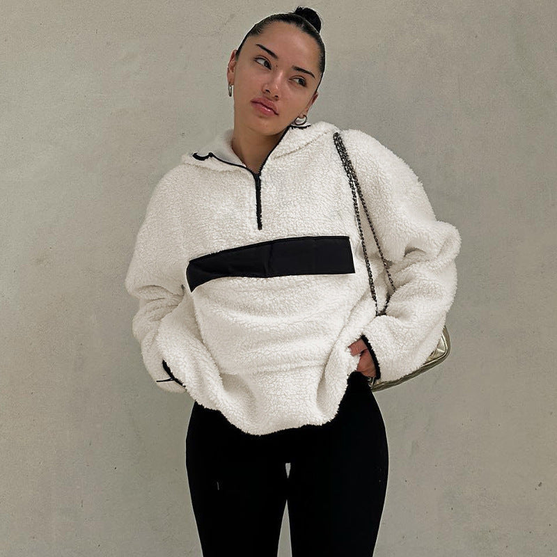 Sweat blanc à demi-zip et cordon porté de face
