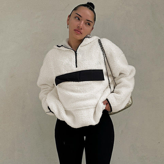 Sweat blanc à demi-zip et cordon porté de face