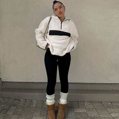 Sweat blanc à demi-zip porté de face en pied