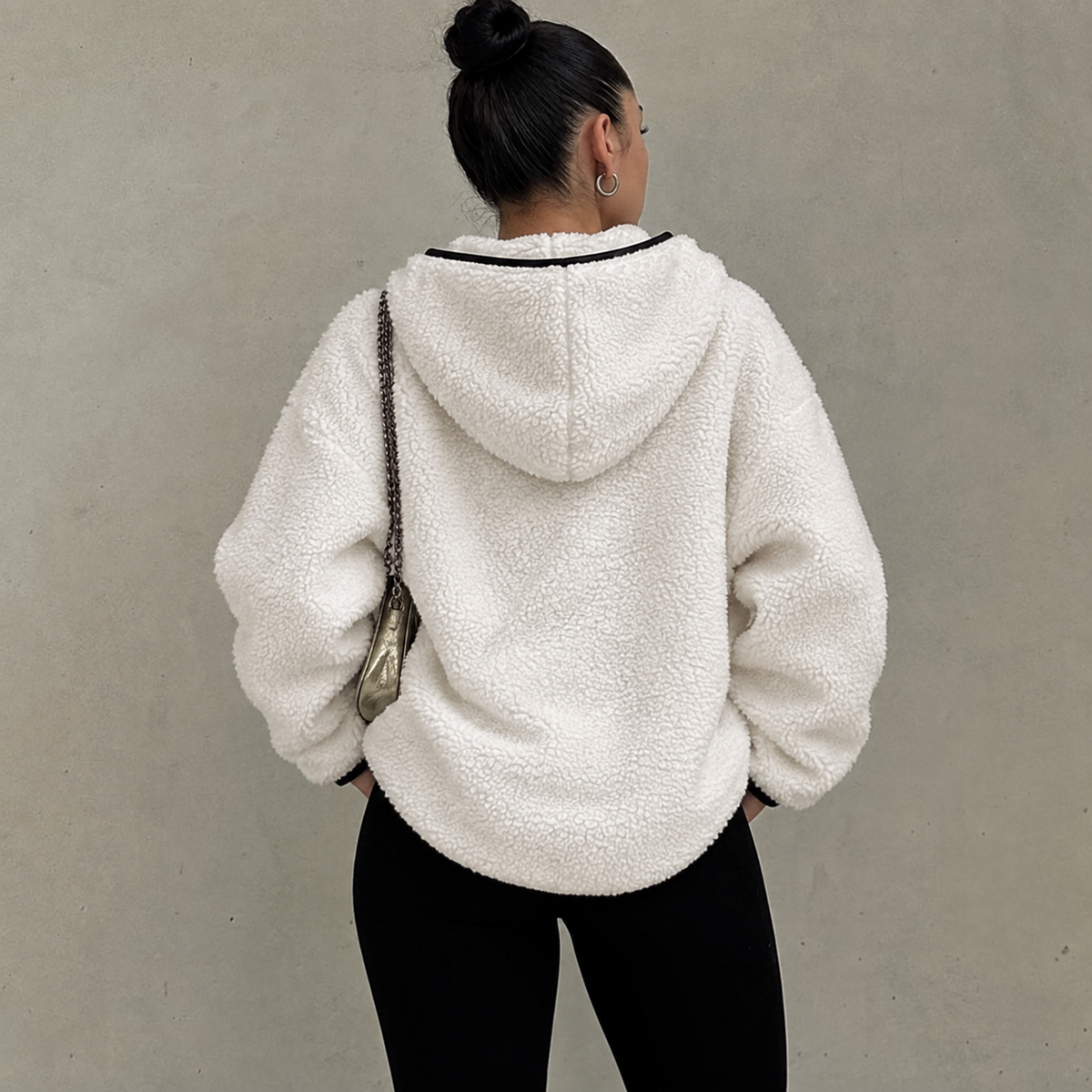 Dos du sweat blanc à demi-zip porté