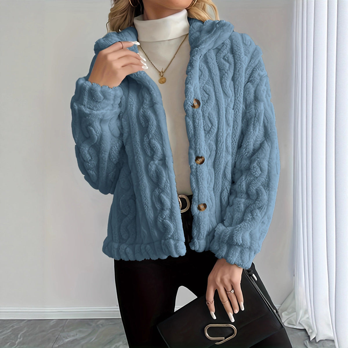 Gilet duveteux bleu porté de face