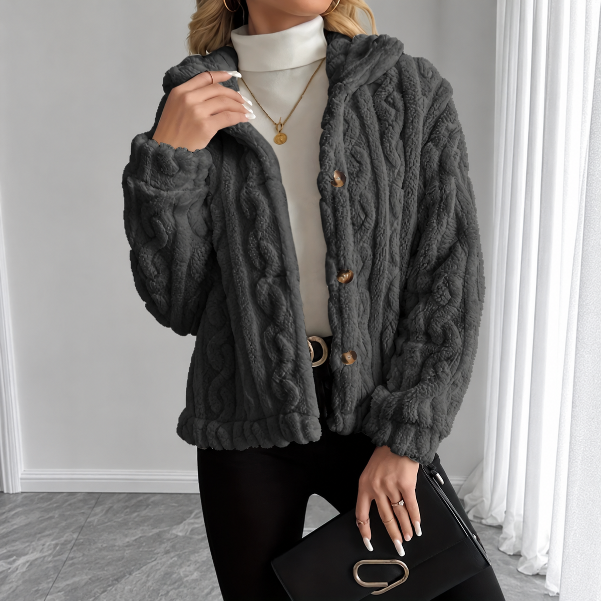 Gilet duveteux gris foncé porté de face