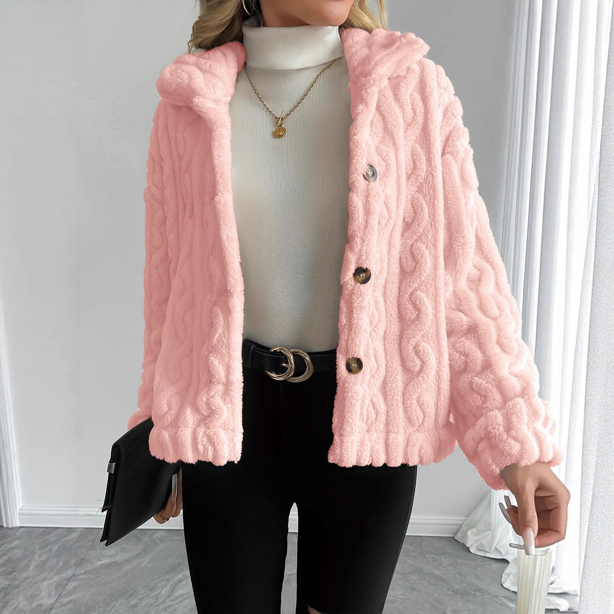 Gilet duveteux rose porté de face