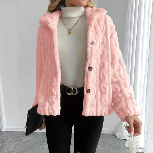 Gilet duveteux rose porté de face