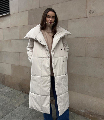 Manteau long matelassé beige porté de face