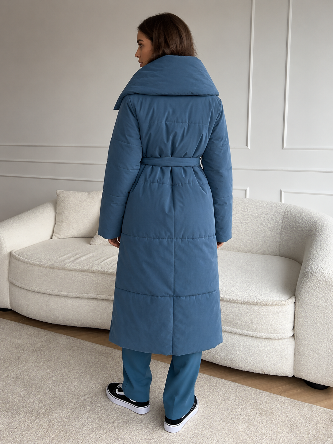 Manteau long matelassé bleu porté de dos