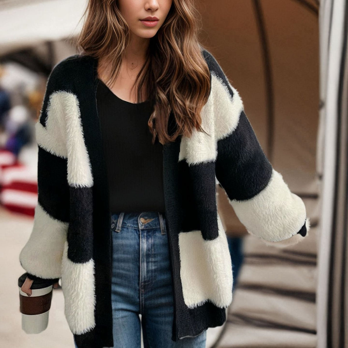 Gilet long à rayures noires et blanches, vue rapprochée