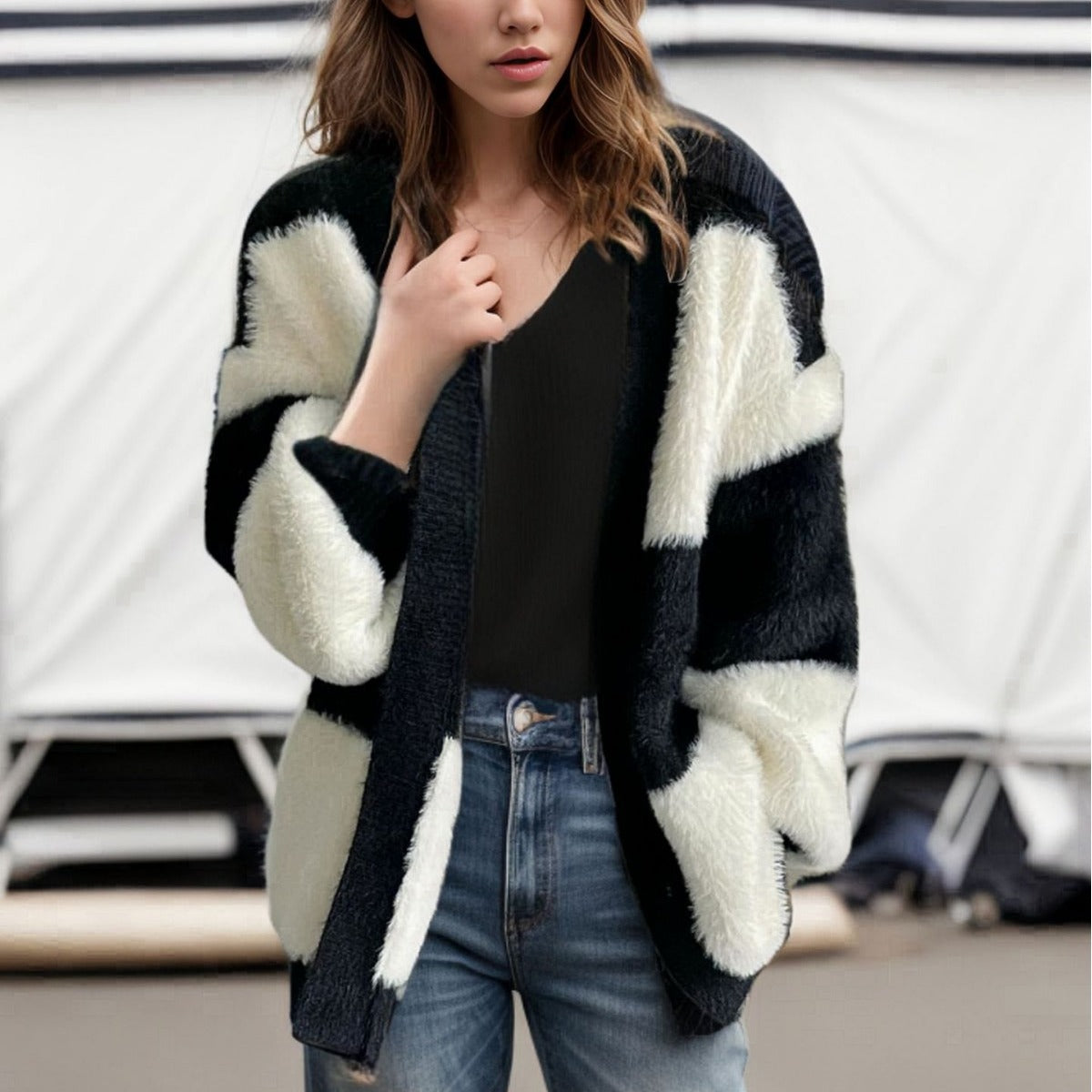 Gilet long à rayures noires et blanches porté de face