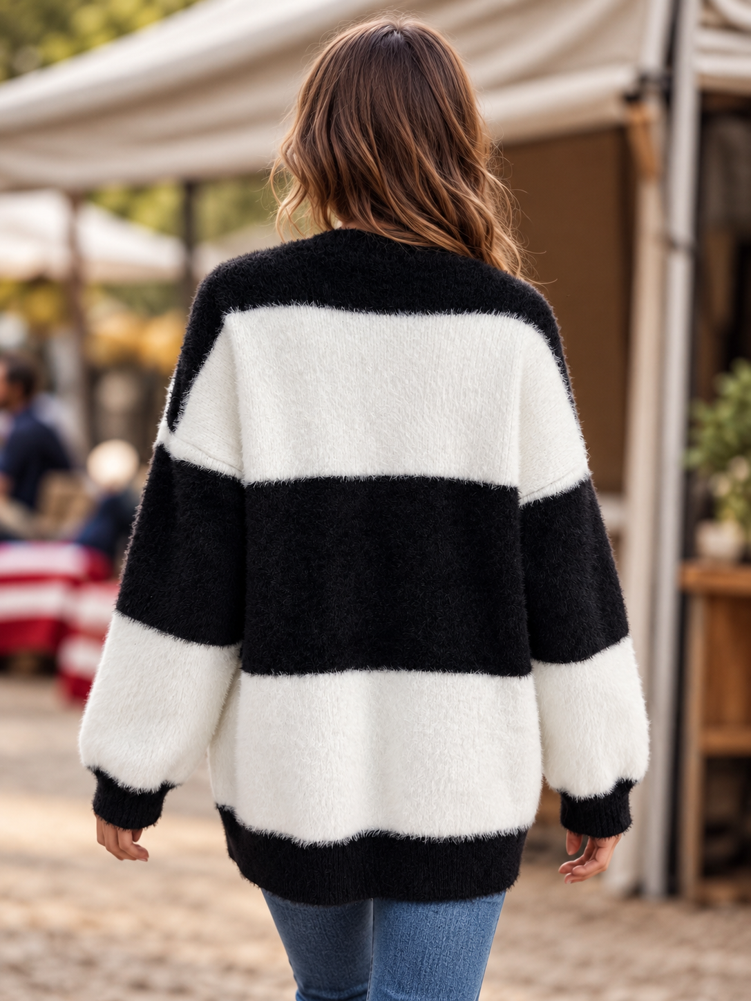 Dos du gilet long à rayures noires et blanches