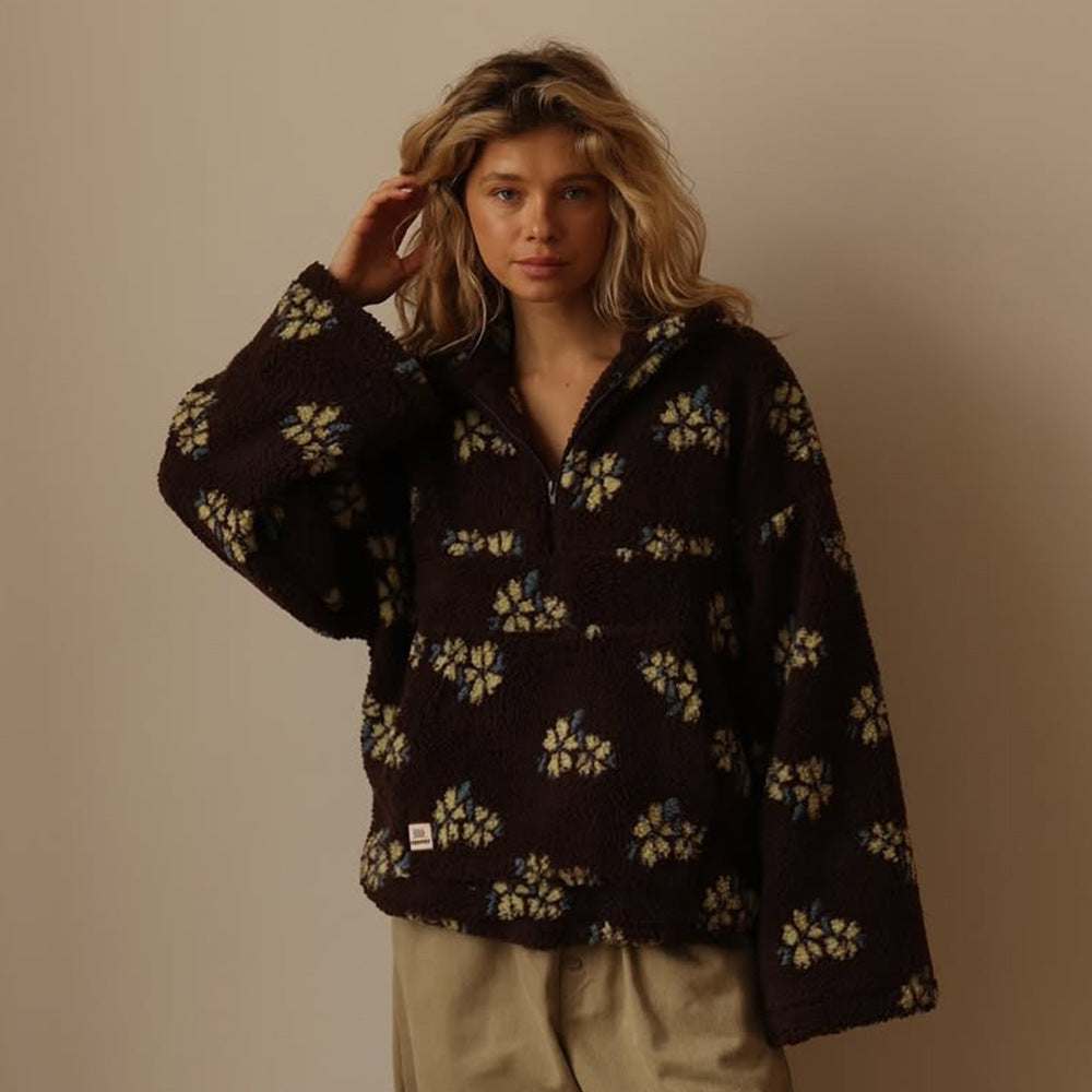 Sweat fleuri marron porté de face