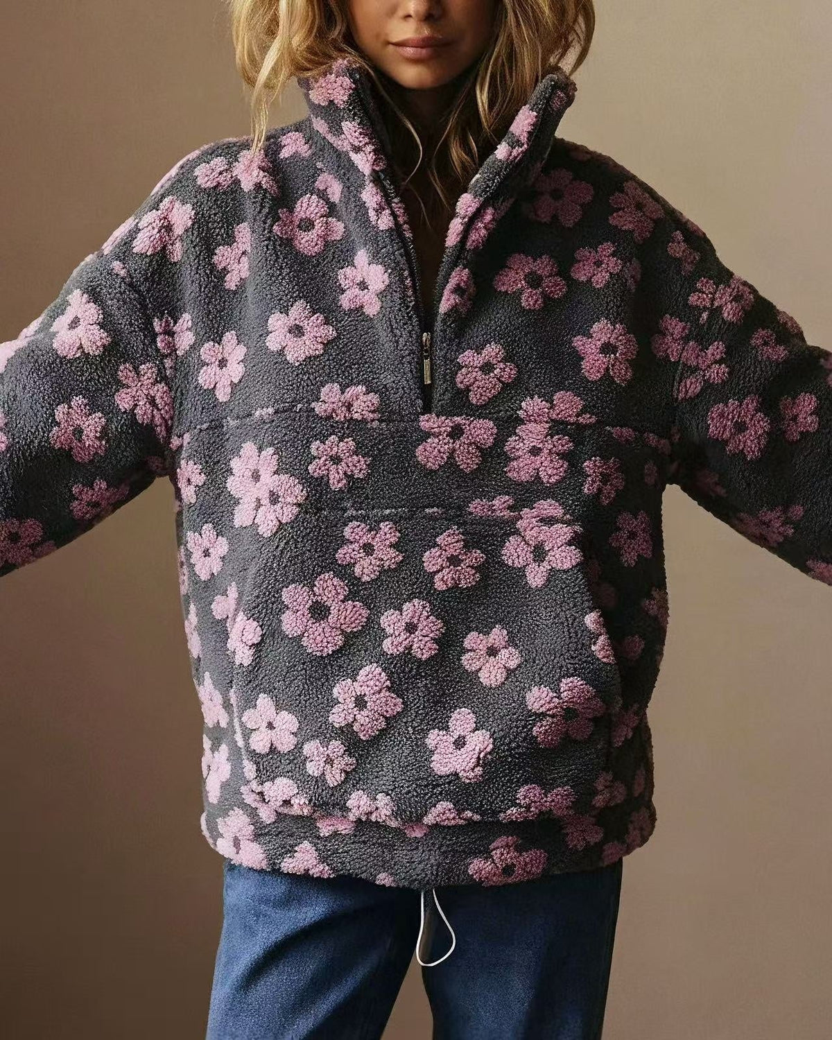 Sweat fleuri rose et gris porté de face